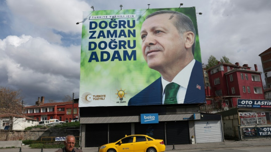 Turquie : Erdogan r&eacute;appara&icirc;t en public, l'air combatif apr&egrave;s trois jours d'&eacute;clipse