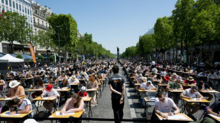 La grande dict&eacute;e : les Champs-Elys&eacute;es transform&eacute;s en salle de classe