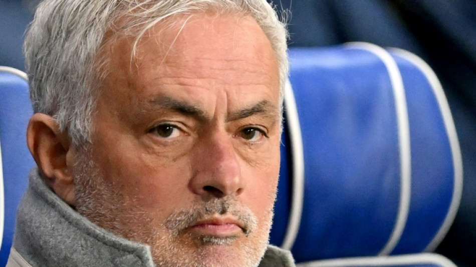 Mourinho belisca nariz do treinador do Galatasaray ap&oacute;s cl&aacute;ssico na Turquia