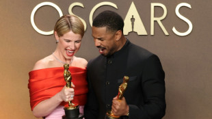 Sur le tapis rouge des Oscars, du noir et blanc, des touches printani&egrave;res et des broches