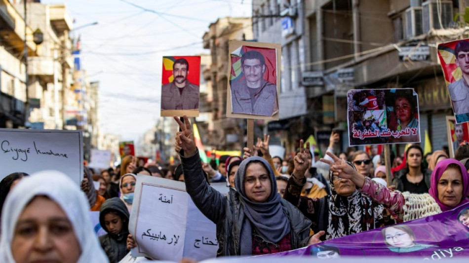 Miles de kurdos en Siria protestan contra los bombardeos de Turqu&iacute;a