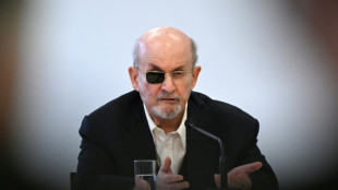 Au proc&egrave;s de son assaillant pr&eacute;sum&eacute;, Salman Rushdie raconte s'&ecirc;tre vu "mourir"