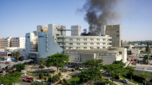 Un h&ocirc;pital isra&eacute;lien touch&eacute; par des tirs iraniens, Isra&euml;l menace Khamenei