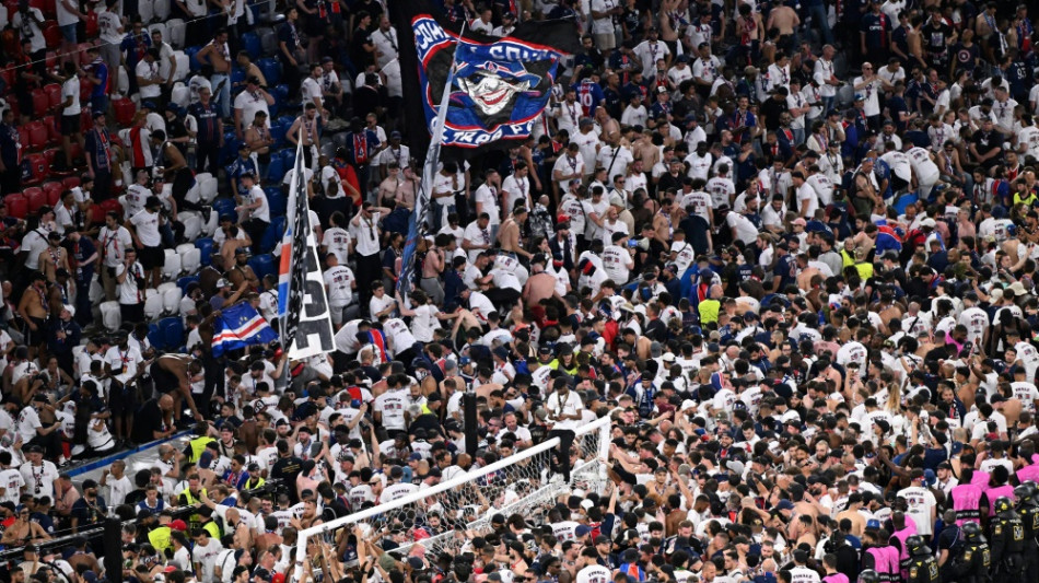 Platzsturm: PSG-Fans ramponieren Tor und Rasen