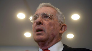 Ex-presidente colombiano Uribe &eacute; denunciado na Argentina por crimes contra humanidade