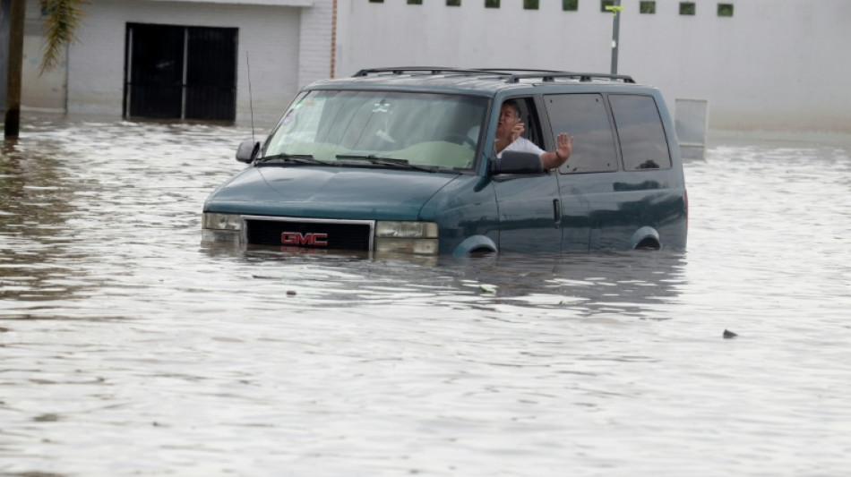 Fuertes lluvias e inundaciones paralizan un suburbio del oeste de México