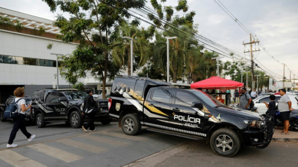 Brésil: Bolsonaro doit passer la nuit à l'hôpital après un malaise