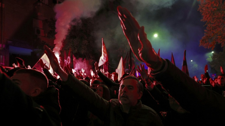 Des partisans de Franco défilent à Madrid après l'anniversaire de sa mort