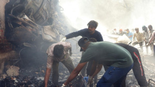 Equipes de resgate vasculham área do acidente de avião da Air India que matou 265