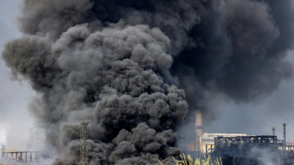 Rusia bombardea una refiner&iacute;a de petr&oacute;leo en el este de Ucrania