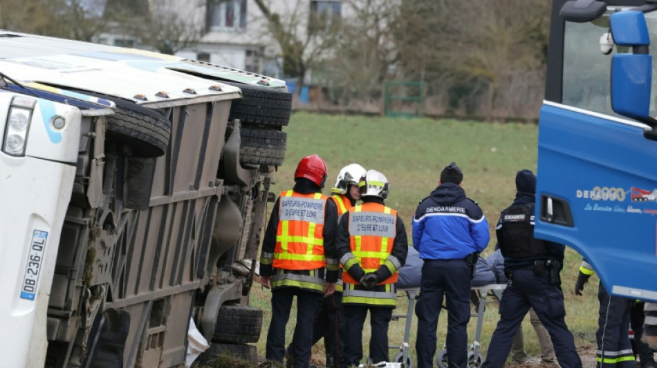 Un car scolaire se renverse en Eure-et-Loir: une lyc&eacute;enne tu&eacute;e, le conducteur en garde &agrave; vue