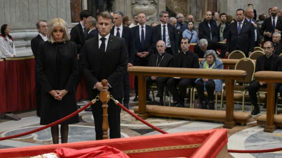 Emmanuel Macron s'est recueilli devant la d&eacute;pouille du pape&nbsp;