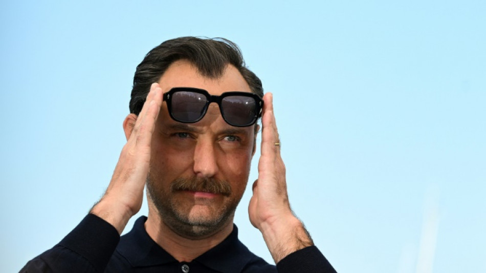 Jude Law sur la monarchie britannique: c'est "comme du th&eacute;&acirc;tre"