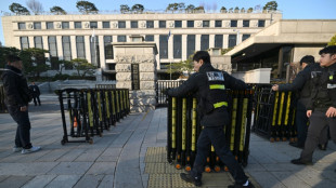 Presidente destitu&iacute;do da Coreia do Sul resiste a prestar depoimento em processo por decretar lei marcial