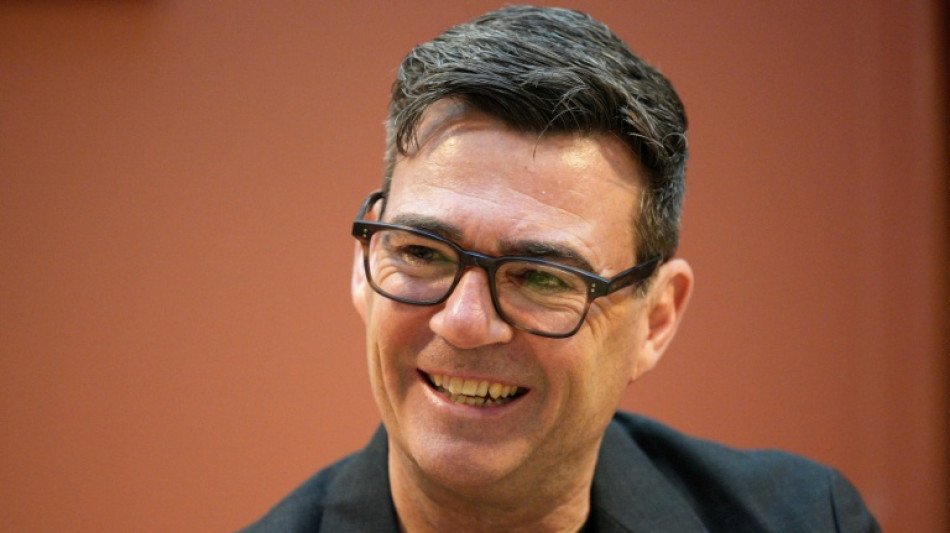 Primeiro-ministro brit&acirc;nico inicia mandato com medida para refor&ccedil;ar poder de compra
