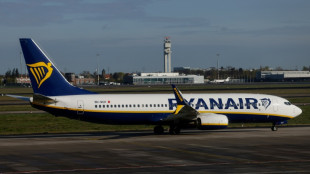 Ryanair anuncia que multará em 500 euros 'passageiros indisciplinados'