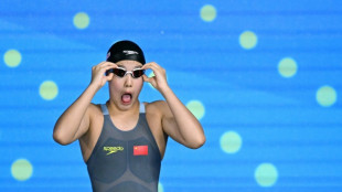 Nadadora Yu Zidi, de 12 anos, comemora sua medalha de bronze no revezamento