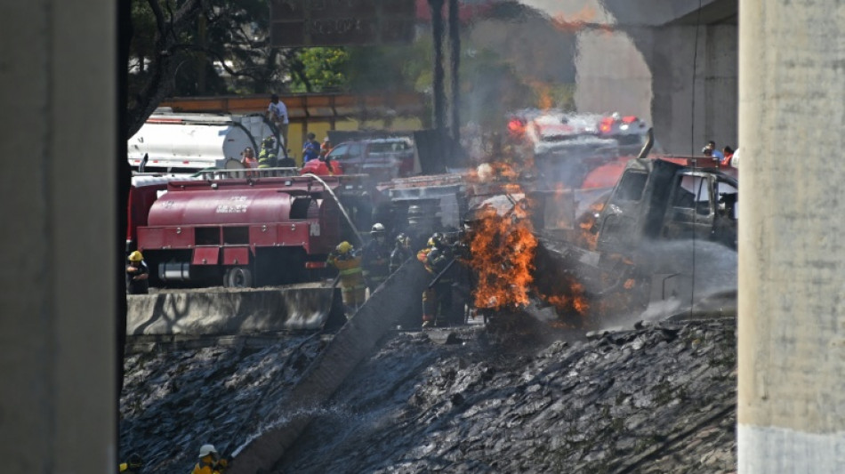 Sube a ocho el número de muertos por la explosión de un camión con gas en Ciudad de México