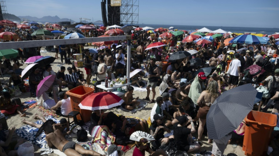 Fãs se aglomeram em Copacabana para show gratuito de Lady Gaga