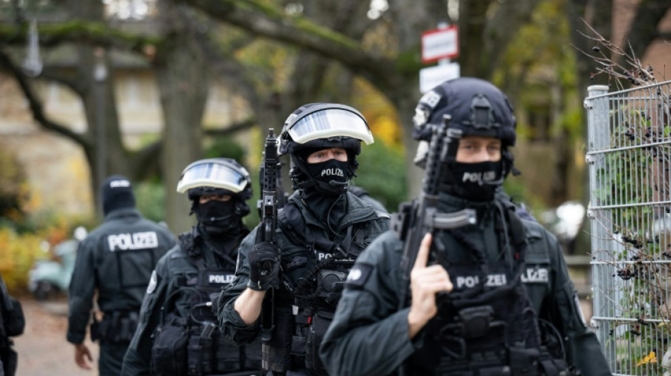 Mann f&auml;hrt in brennendem Auto zu Tankstelle: Gro&szlig;einsatz der Polizei in Hannover