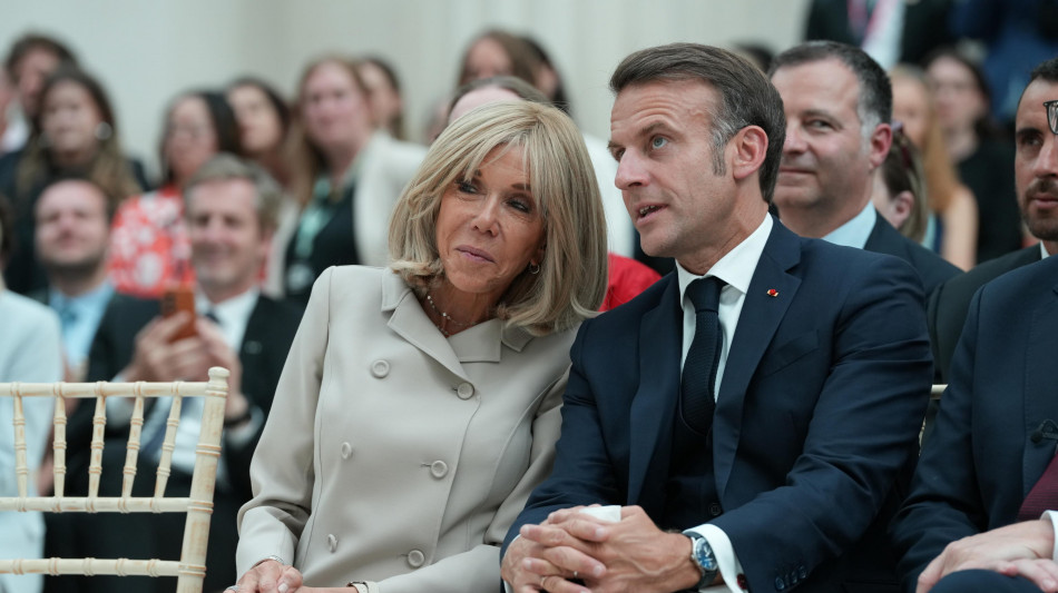 Bbc,prove a giudici Usa per mostrare che Brigitte Macron è donna