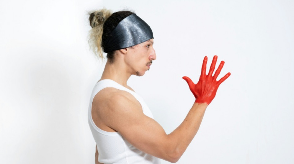 Rilès, le rappeur habitué des défis fous produit lui-même ses pochettes à la chaîne pendant 24h