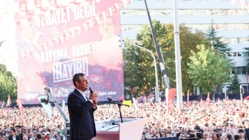 Turquie : avant une audience cruciale pour le CHP, des dizaines de milliers de personnes défilent à Ankara