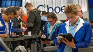 Creaci&oacute;n de empleo mejor de lo esperado, pero confianza de consumidores por el piso en EEUU