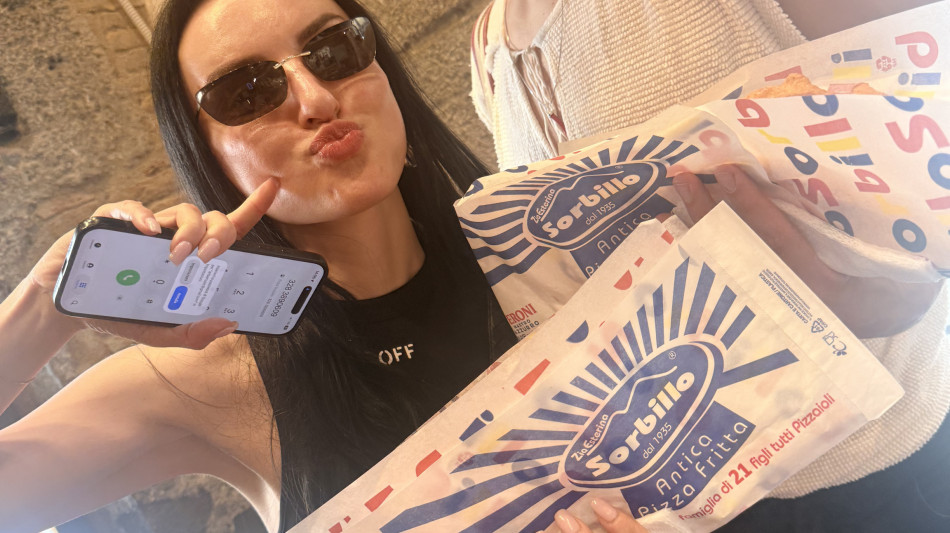 Arisa balla in pizzeria a Napoli sulle note di 'La Costiera Amalfitana'