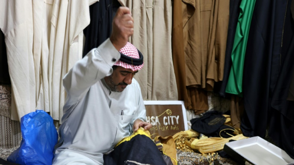 En Arabie saoudite, un tailleur perp&eacute;tue l'art de fabriquer le "bisht"