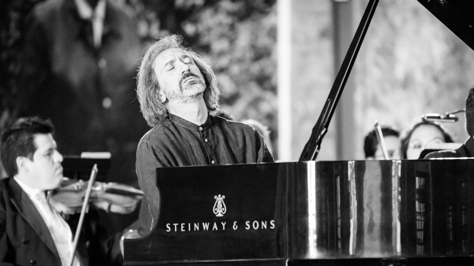 Cristiano Burato esegue i 21 Valzer di Chopin a Bologna per Pianofortissimo