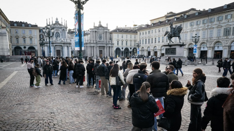A Torino coda di chilometri di giovani in piazza San Carlo per Kid Yugi