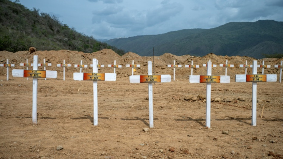 Venezuela enterra corpos n&atilde;o identificados ap&oacute;s duplo terremoto; mortos passam de 3.000