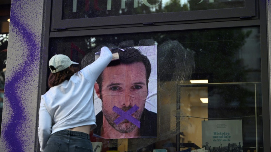 Affaire Bedos: des féministes tapissent la façade de son éditeur