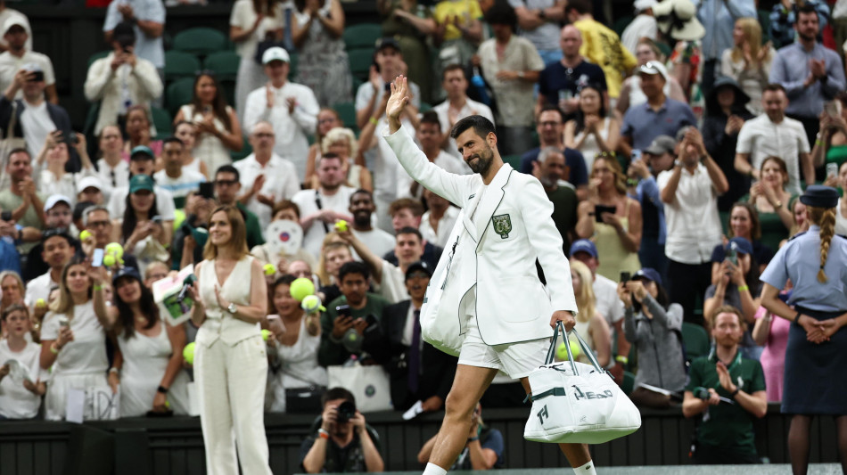Wimbledon: Djokovic elimina Tsitsipas e passa al terzo turno