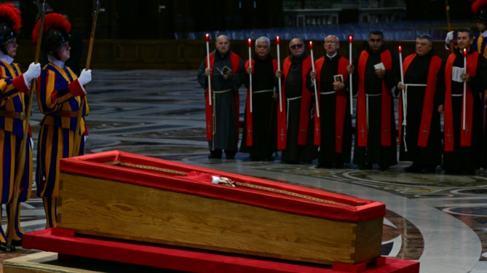 La dépouille du pape est arrivée à Saint-Pierre pour l'hommage des fidèles