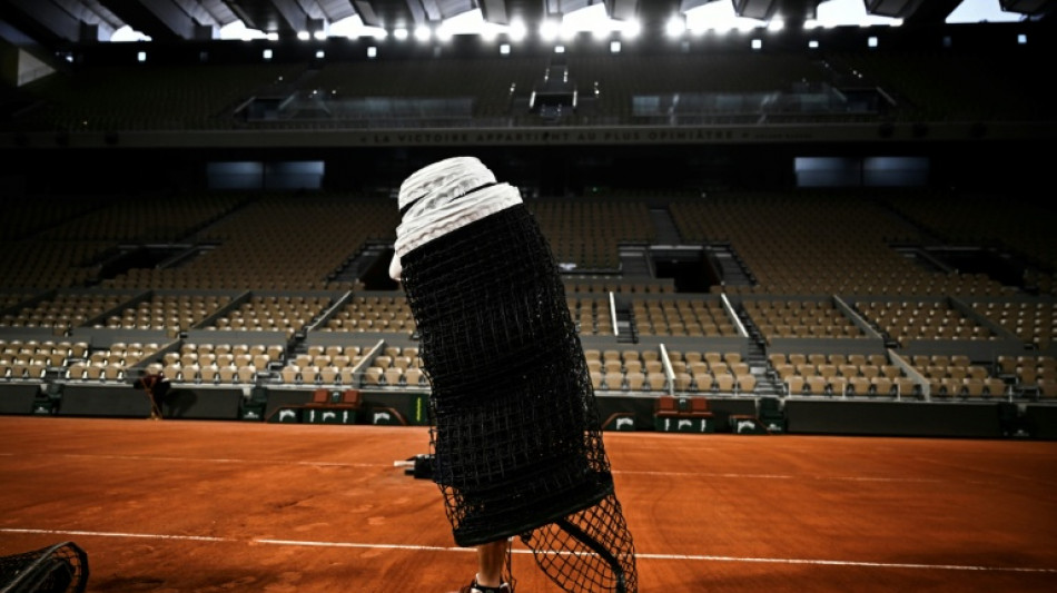 A Roland-Garros, le d&eacute;licat labeur des "artisans" de la terre battue