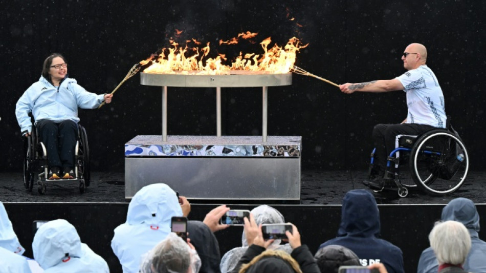 Bajo una intensa lluvia, la llama de los Juegos Paral&iacute;mpicos se encendi&oacute; en Inglaterra