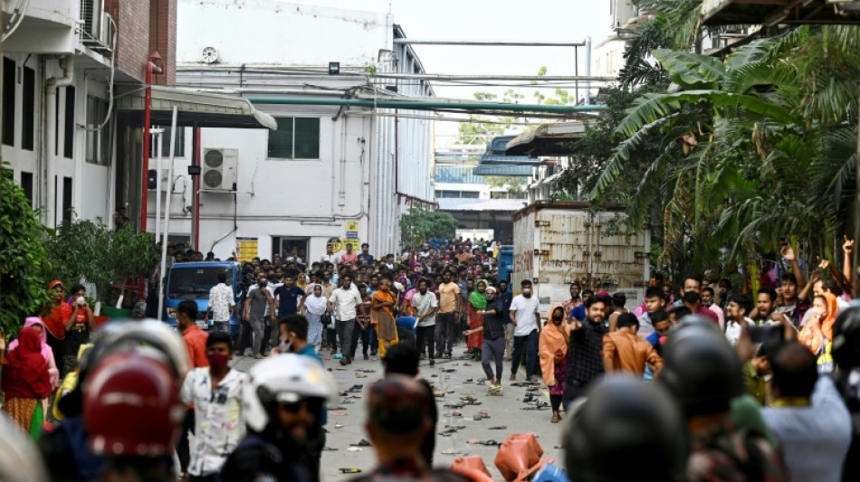 Cerca de 150 f&aacute;bricas do setor t&ecirc;xtil fecham em Bangladesh