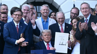 Am Unabh&auml;ngigkeitstag: Trump unterzeichnet umstrittenes Haushaltsgesetz