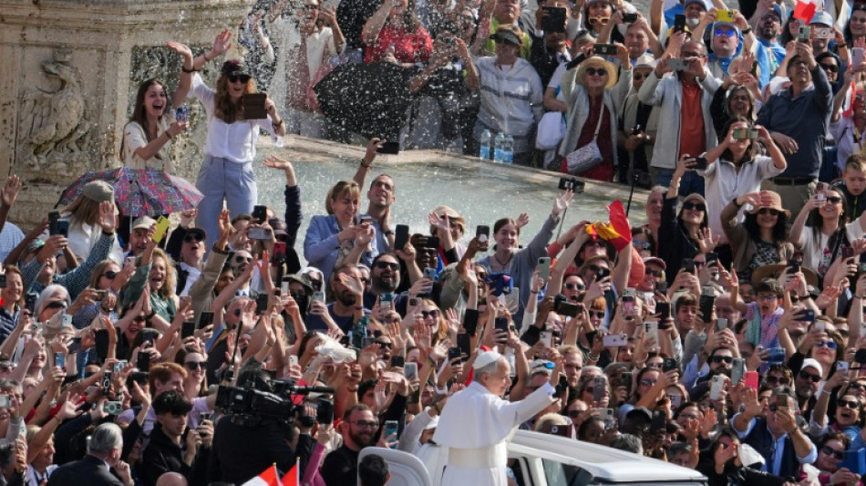 Le&oacute;n XIV saluda a los fieles desde el papam&oacute;vil antes de la misa inaugural
