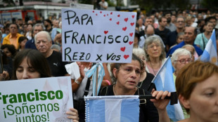 Missa pelo papa re&uacute;ne centenas de pessoas em pra&ccedil;a da Argentina