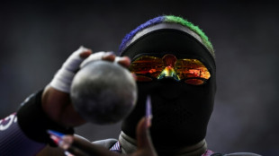 Americana do arremesso de peso compete em Paris usando m&aacute;scara preta