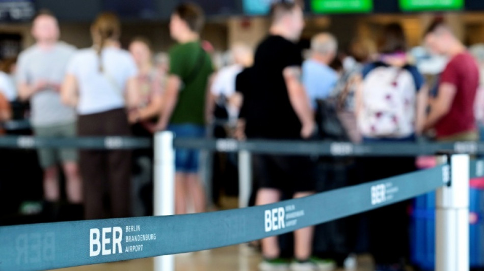 Flugstörungen durch Cyberattacke: Polizei nimmt Mann in Großbritannien fest