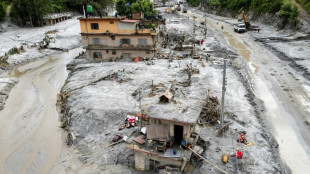 Ajuda chega com dificuldades &agrave;s regi&otilde;es devastadas pela avalanche no Himalaia