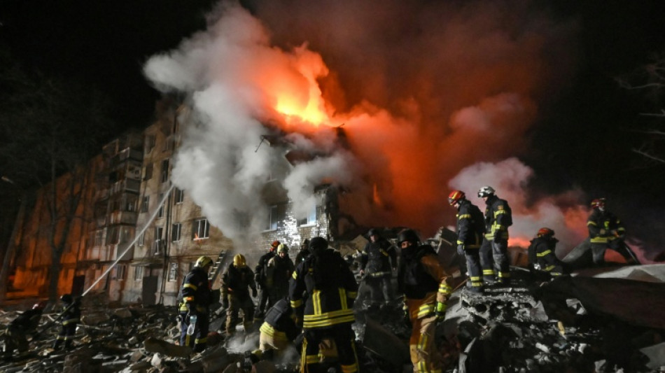 Al menos 12 muertos y un edificio residencial destruido tras bombardeos rusos en Ucrania 