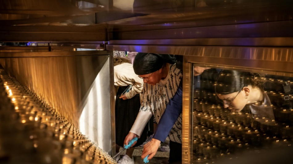 Fam&iacute;lias de v&iacute;timas israelenses acendem 1.400 velas no Muro das Lamenta&ccedil;&otilde;es ap&oacute;s um m&ecirc;s de guerra