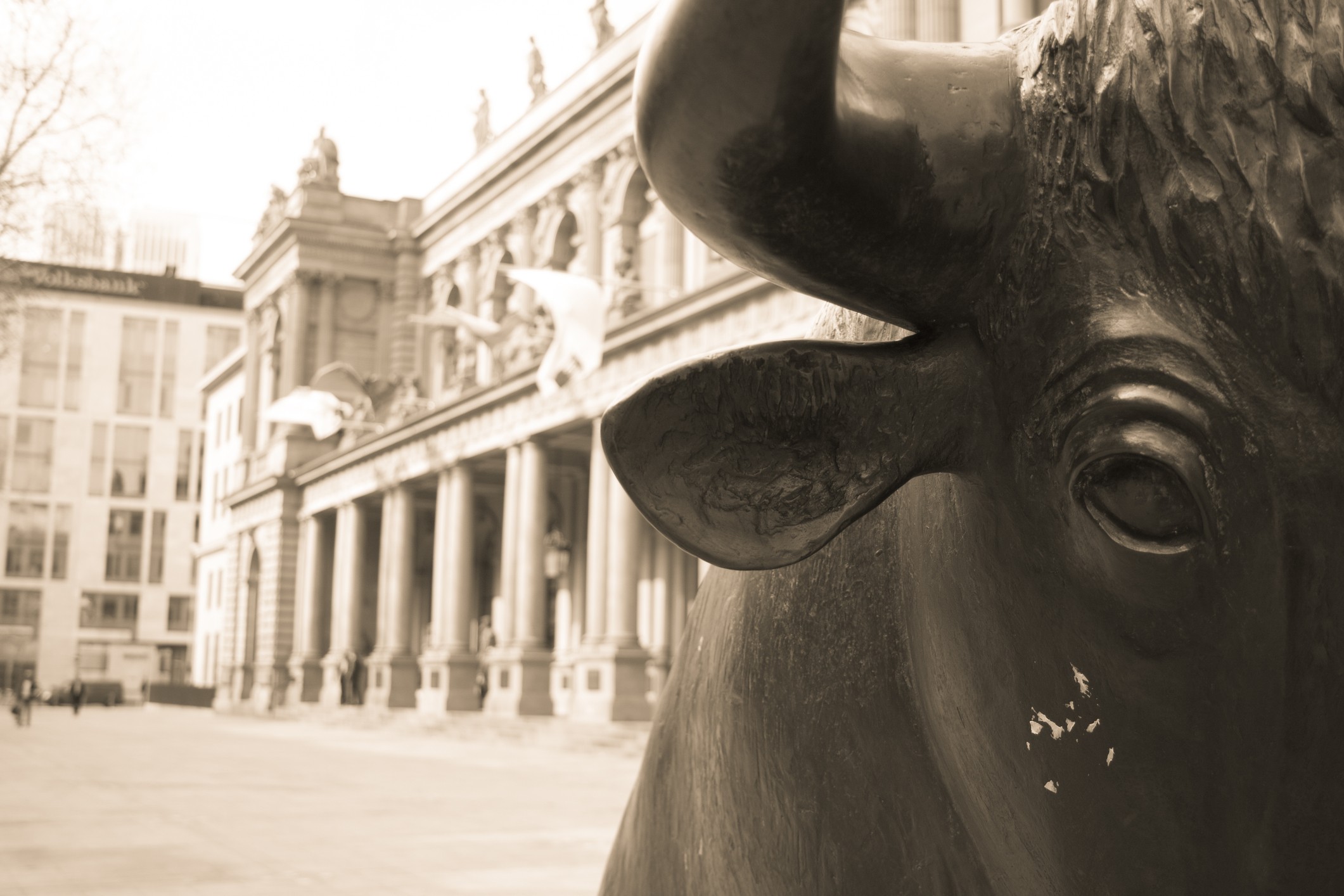 RE Royalties Announces Annual Grant of Stock Options and Restricted Share Units